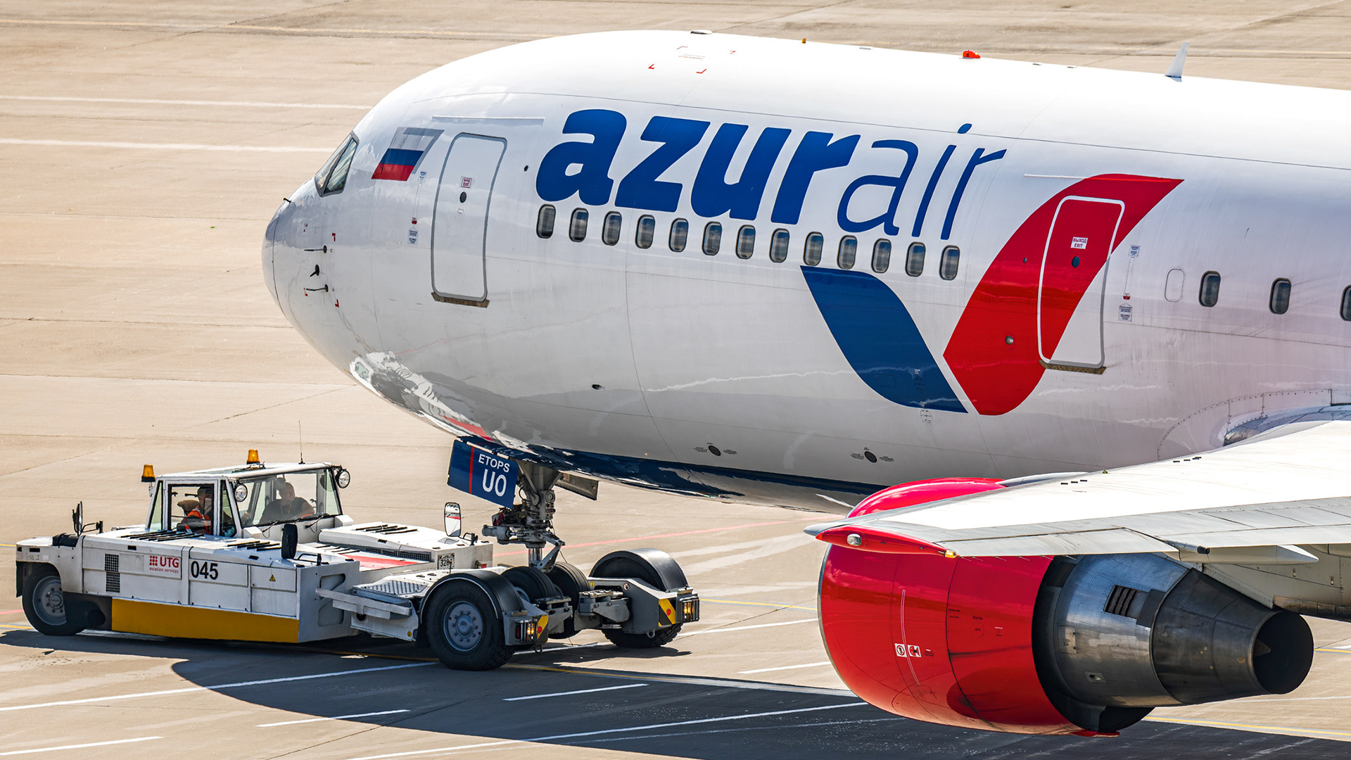 Azur авиабилеты. Самолет Азур. Азур Эйр самолеты. Самолёт авиакомпании Азур Эйр. Azur Air 2023.