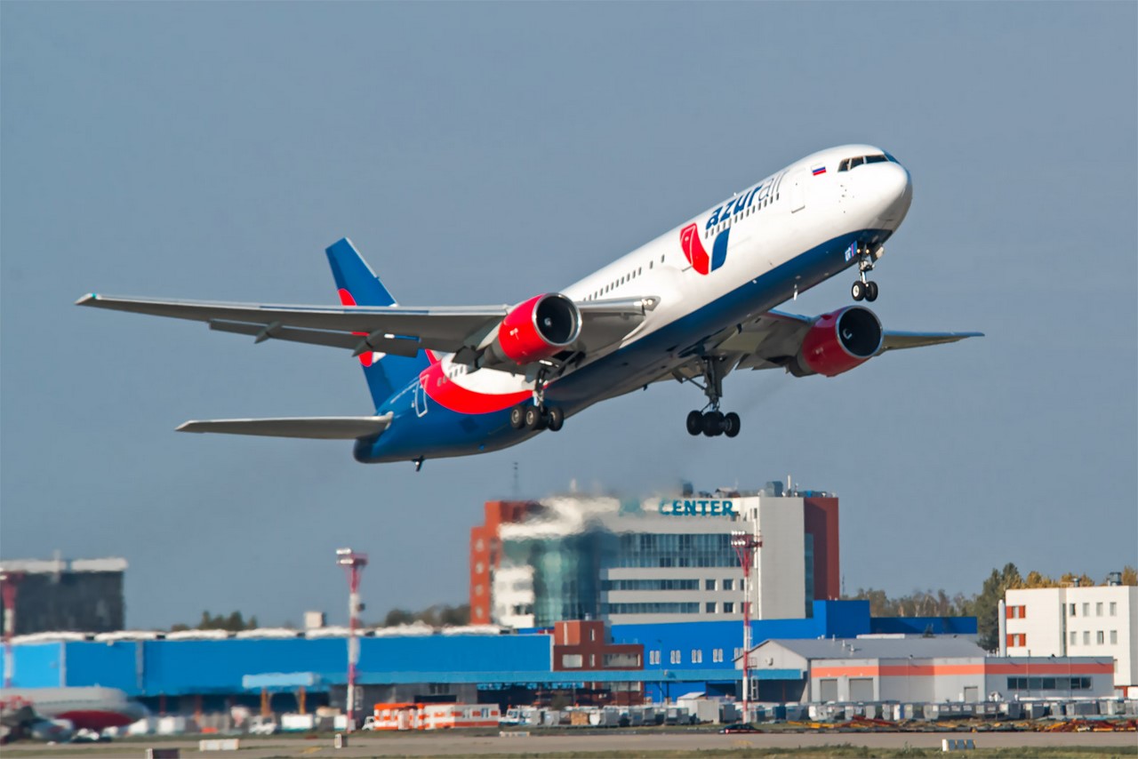 Азур авиакомпания рейсы. Самолет Азур. Авиакомпания Азур Эйр. Azur Air авиакомпания самолеты. Азур Шри Ланка.